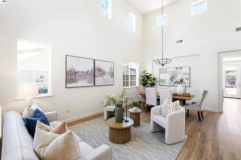 Photo of 2324 Fortuna Ln, Tracy, CA 95377 (MLS # 41139595)