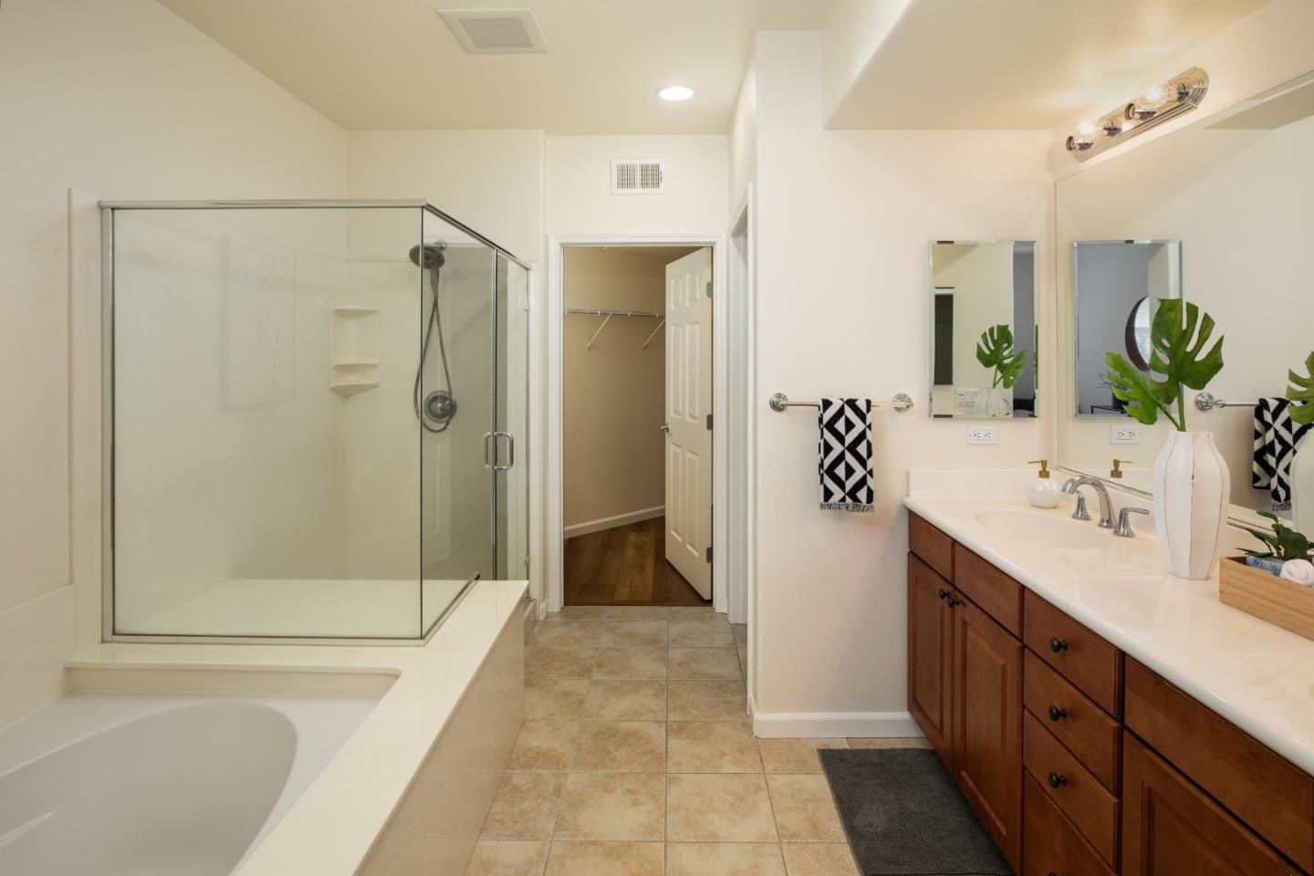 San Jose, California 95126, United States, 3 Bedrooms Bedrooms, ,2 BathroomsBathrooms,Residential,Active,114517