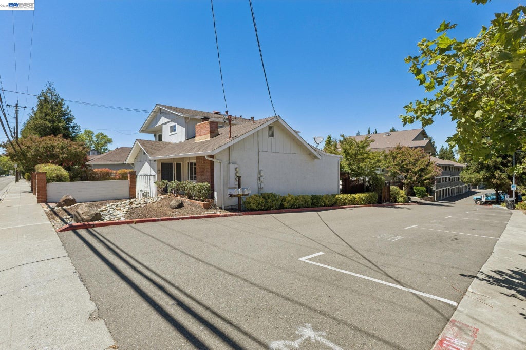 Photo of 3851 Vineyard Ave, Pleasanton, CA 94566 (MLS # 41143525)