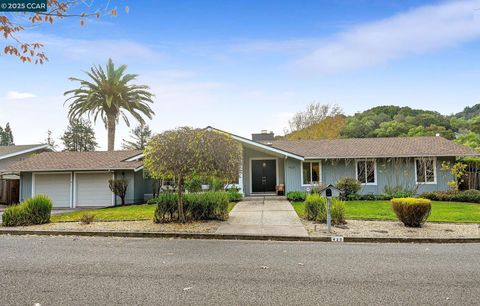 Photo of 420 Stonefield Pl, Moraga, CA 94556 (MLS # 41118020)