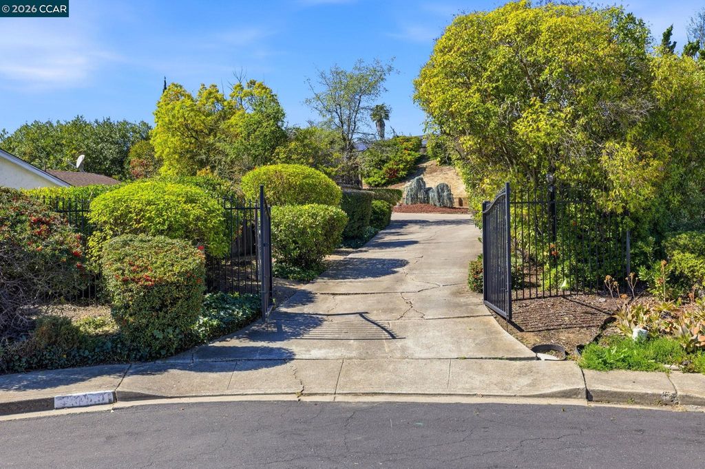 Photo of 2359 Platt Dr, Martinez, CA 94553 (MLS # 41126976)