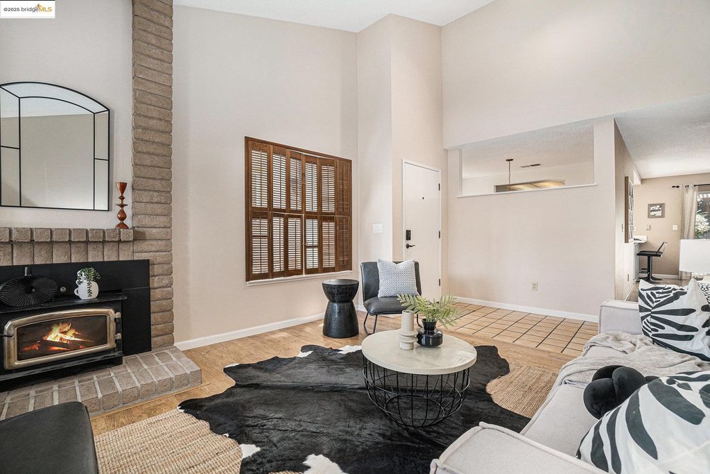 Photo of 1039 Village Oaks Drive, Martinez, CA 94553 (MLS # 41116412)