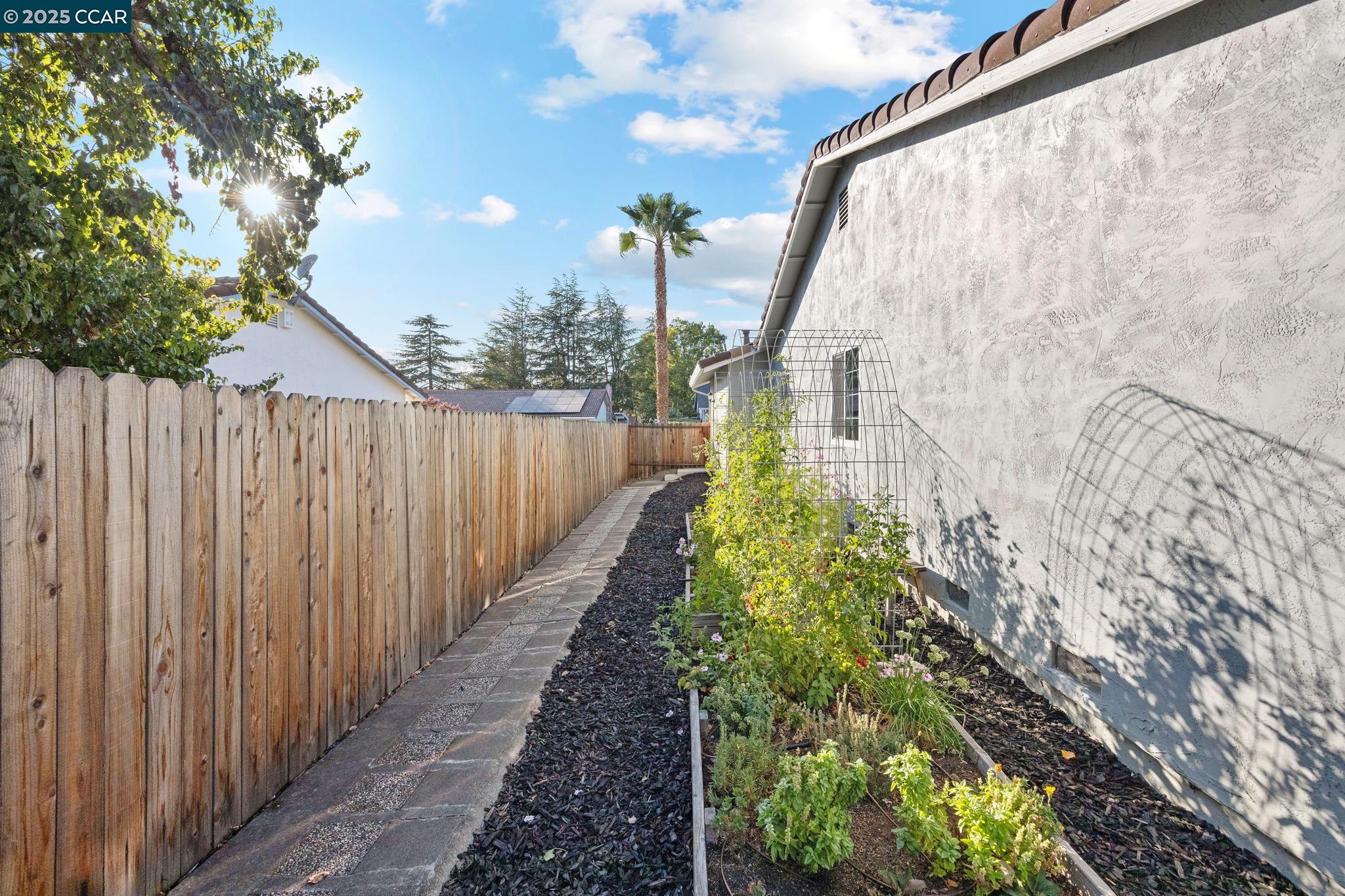 Concord, California 94521, United States, 4 Bedrooms Bedrooms, ,2 BathroomsBathrooms,Residential,Pending,210831