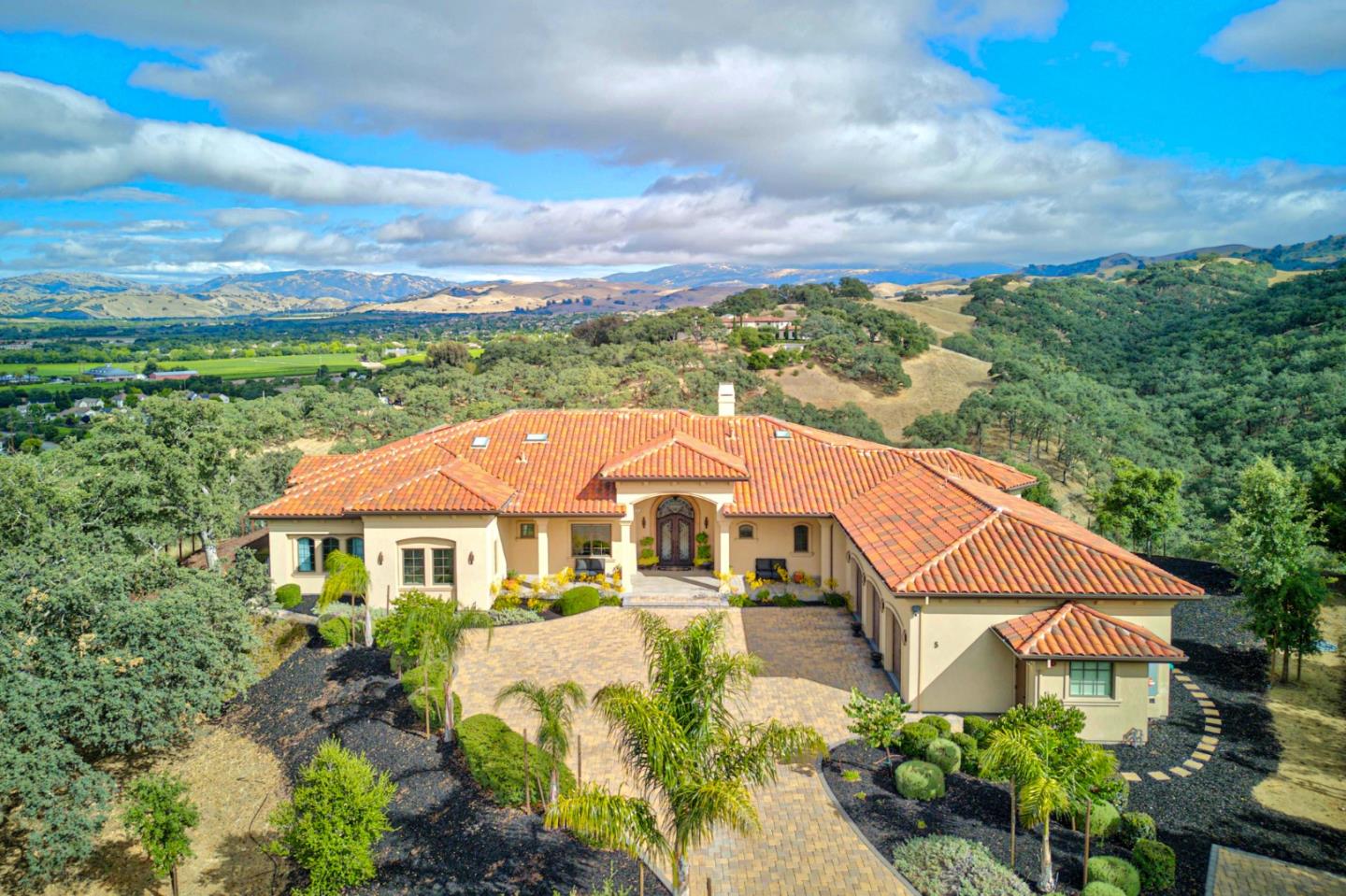 5 Winding Oaks Drive