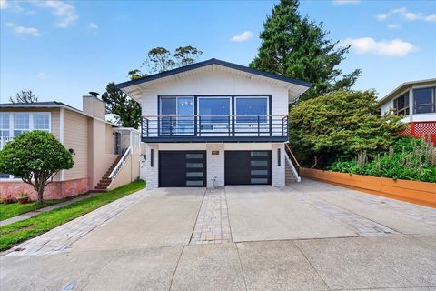 Photo of 659 Parkview Circle, Pacifica, CA 94044 (MLS # ML82045243)