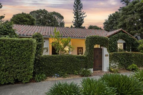 Photo of 690 Lincoln, Palo Alto, CA 94301 (MLS # ML82045155)