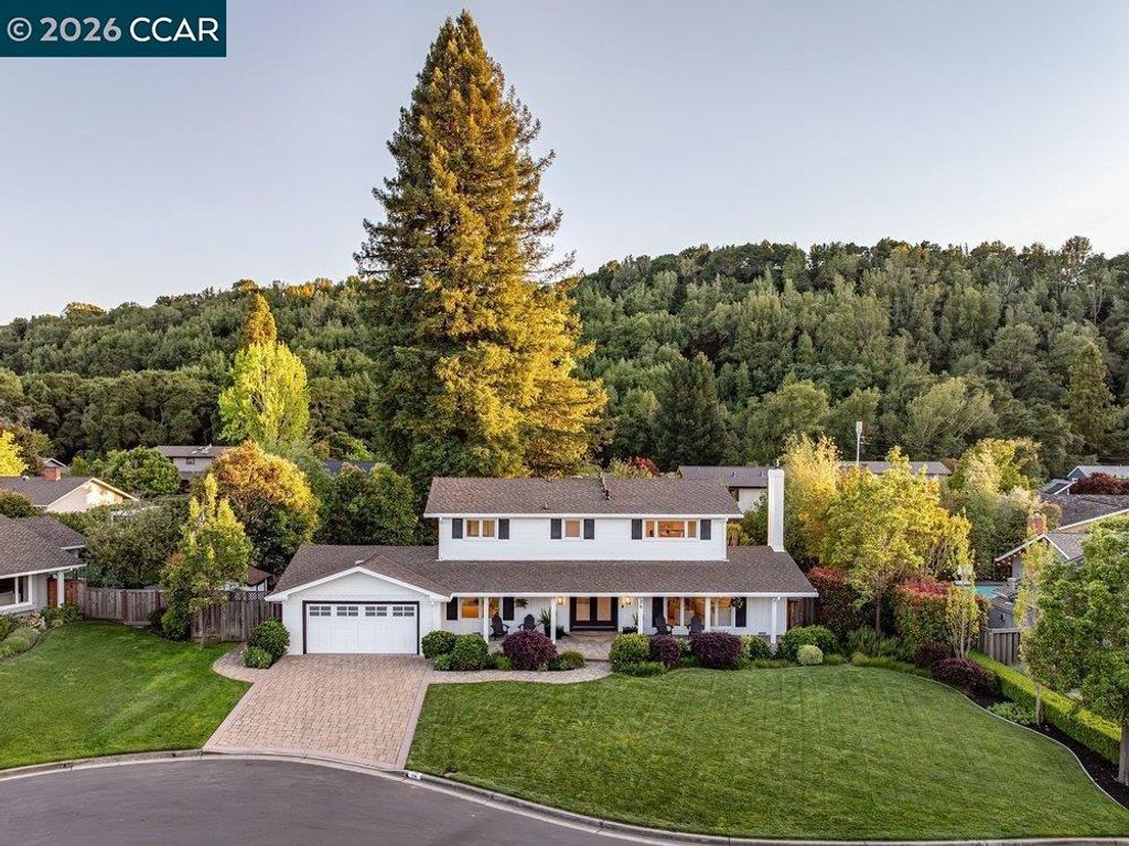 Photo of 26 Juniper Way, Moraga, CA 94556 (MLS # 41131586)