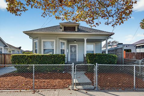 Photo of 935 S 7th Street, San Jose, CA 95112 (MLS # ML82028830)