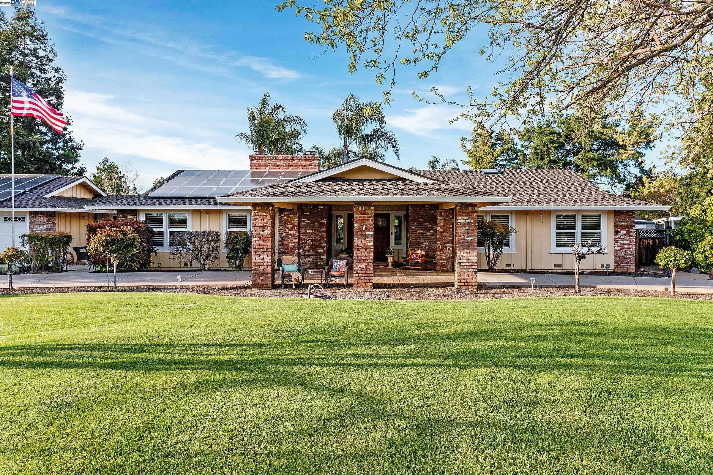 2726 Louvre Ln