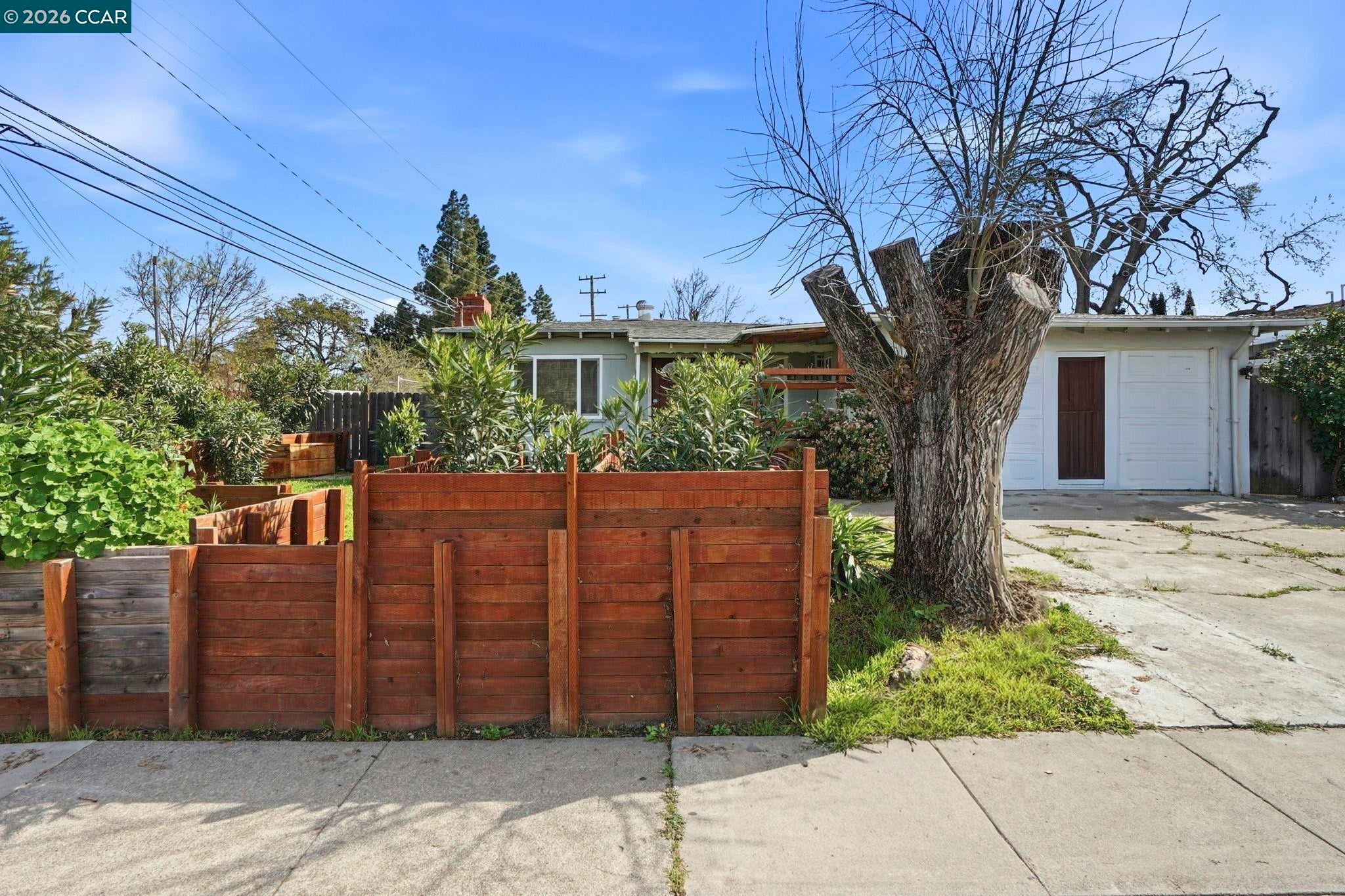 1990 Sunshine Dr