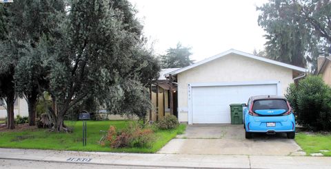 Photo of 1830 Alegre Dr, Tracy, CA 95376 (MLS # 41118522)