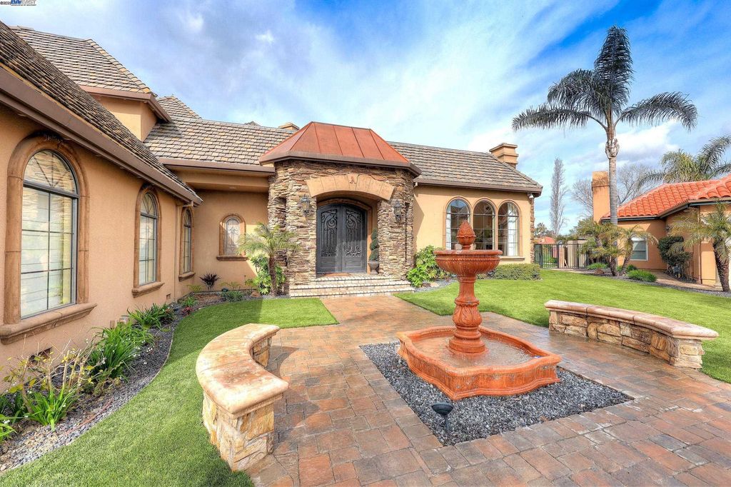 Photo of 1310 Hampton Ct, Discovery Bay, CA 94505 (MLS # 41116396)