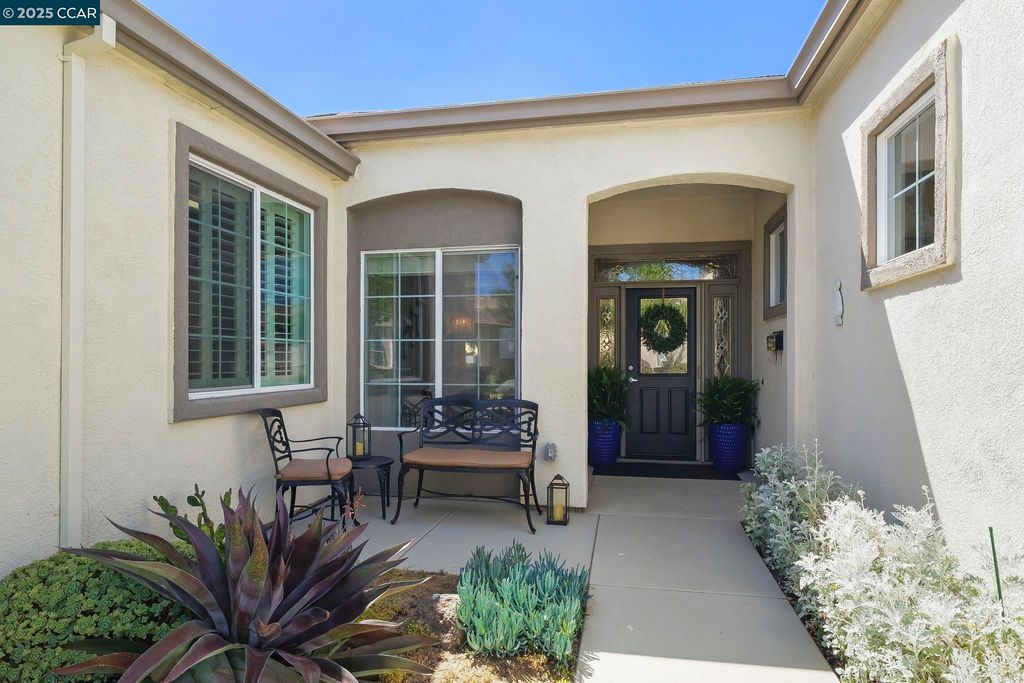 Photo of 346 Gladstone Dr, Brentwood, CA 94513 (MLS # 41116049)