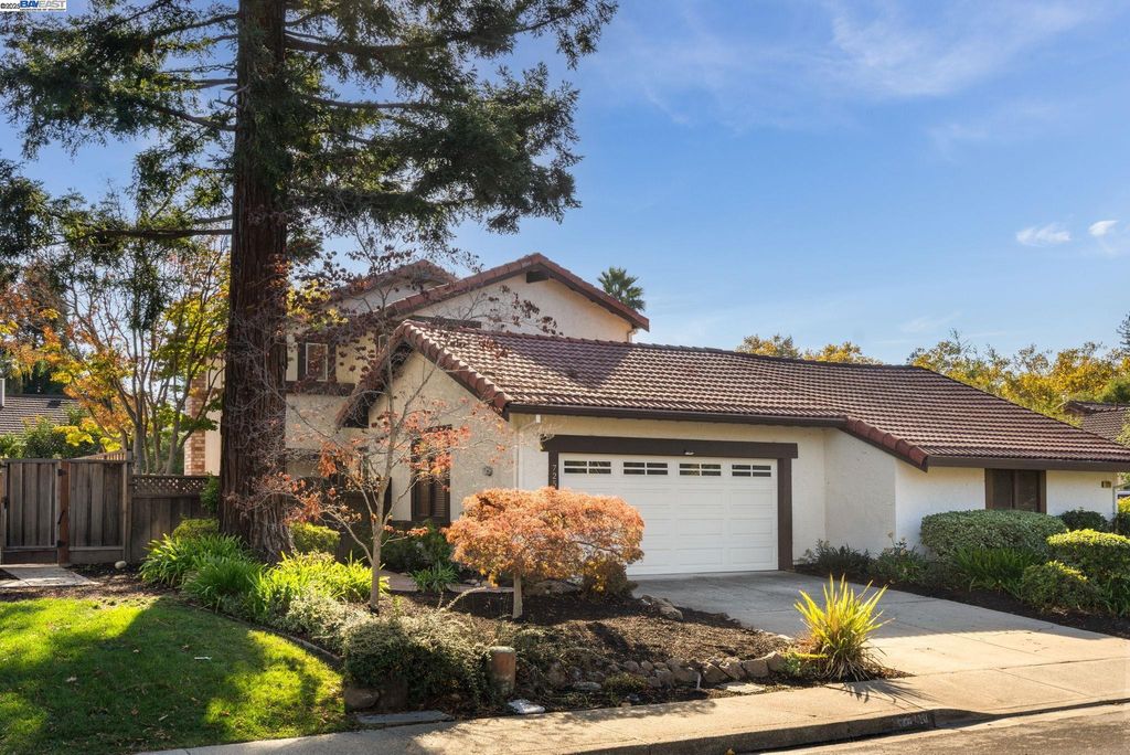 Photo of 725 Old Creek Rd, Danville, CA 94526 (MLS # 41116402)