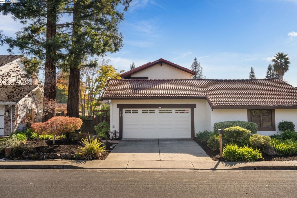 Photo of 725 Old Creek Rd, Danville, CA 94526 (MLS # 41116402)