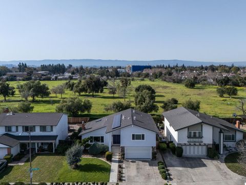 Photo of 933 Foxridge Way, San Jose, CA 95133 (MLS # ML82033189)