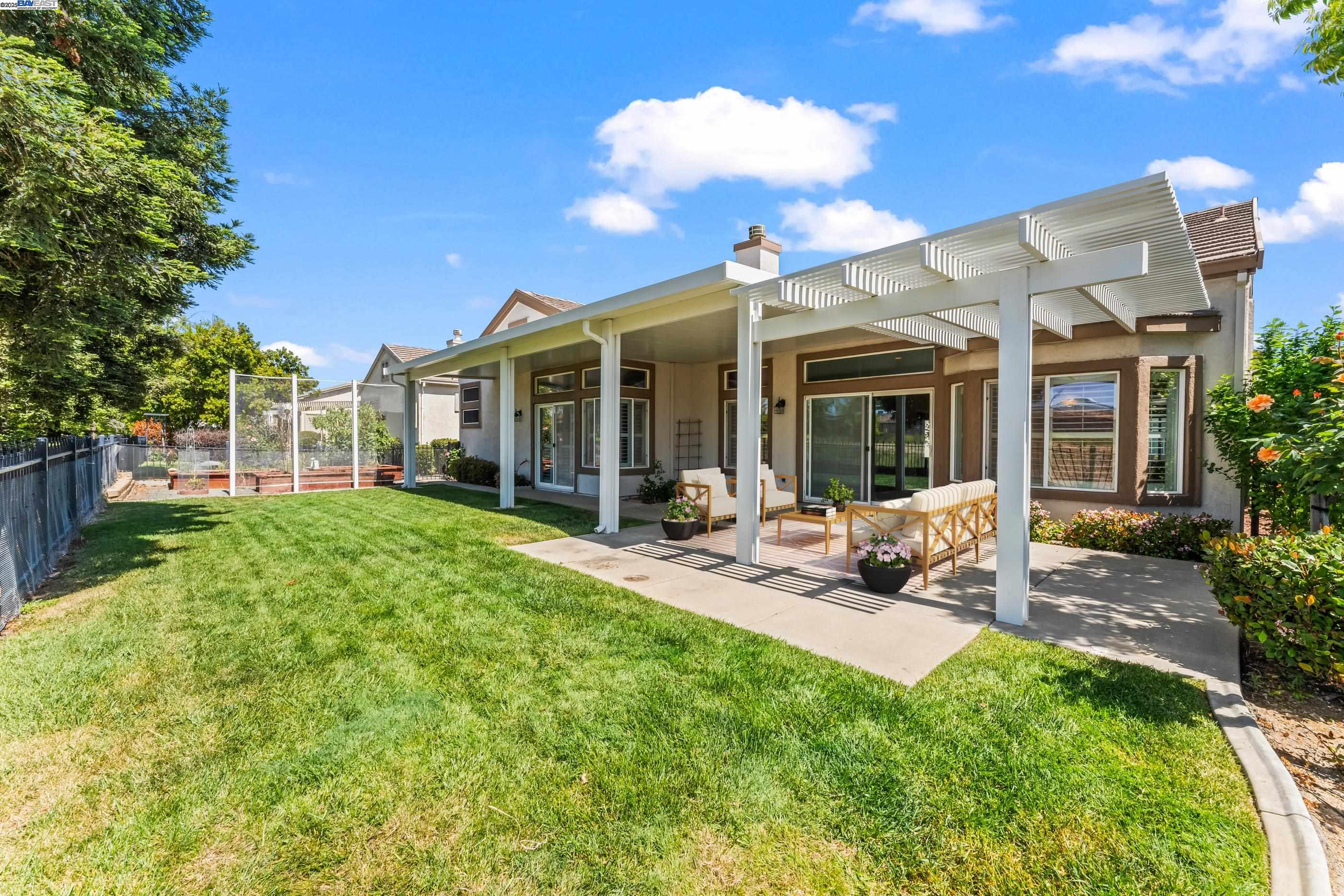 Brentwood, California 94513, United States, 2 Bedrooms Bedrooms, ,3 BathroomsBathrooms,Residential,Contingent,114402