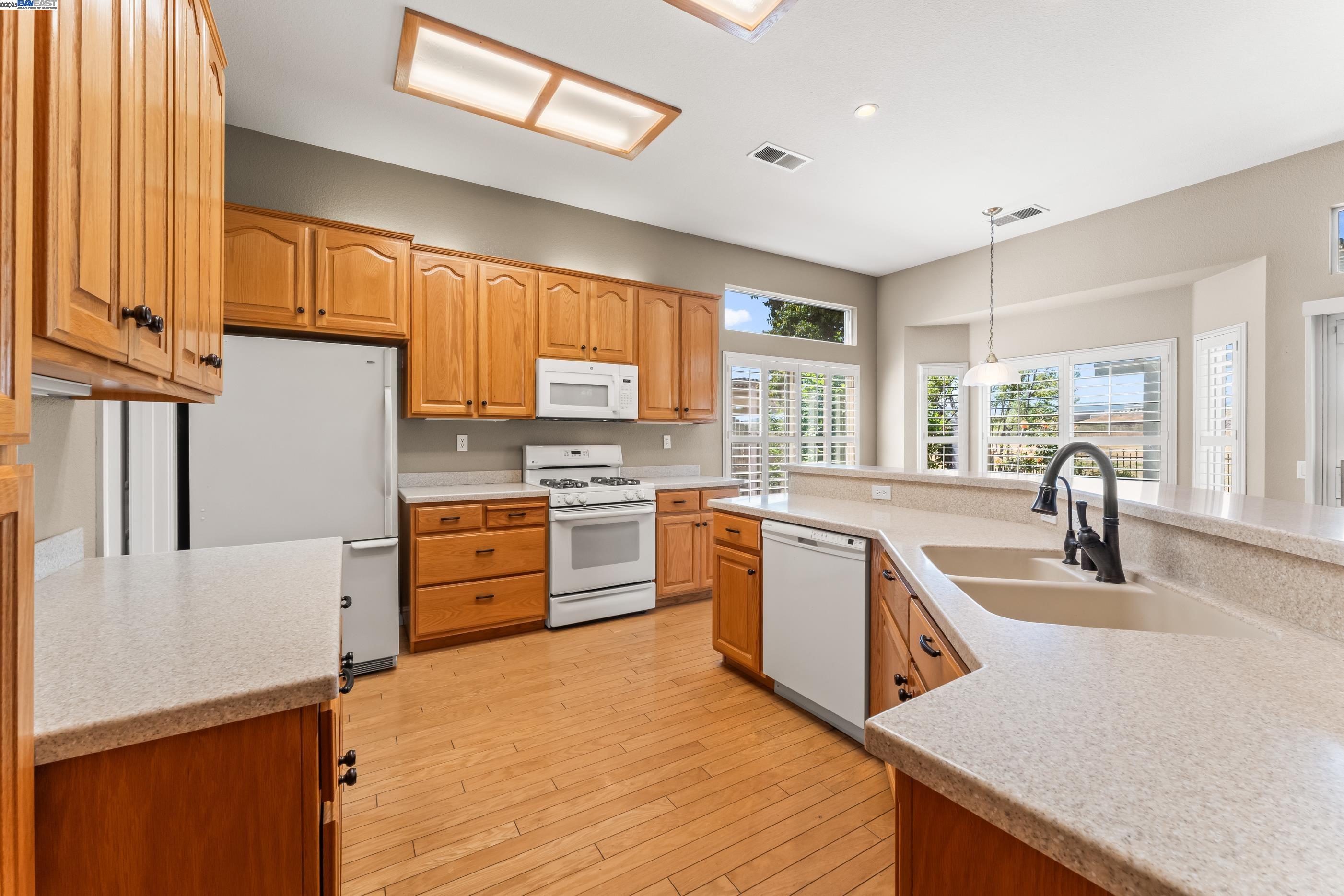 Brentwood, California 94513, United States, 2 Bedrooms Bedrooms, ,3 BathroomsBathrooms,Residential,Contingent,114402