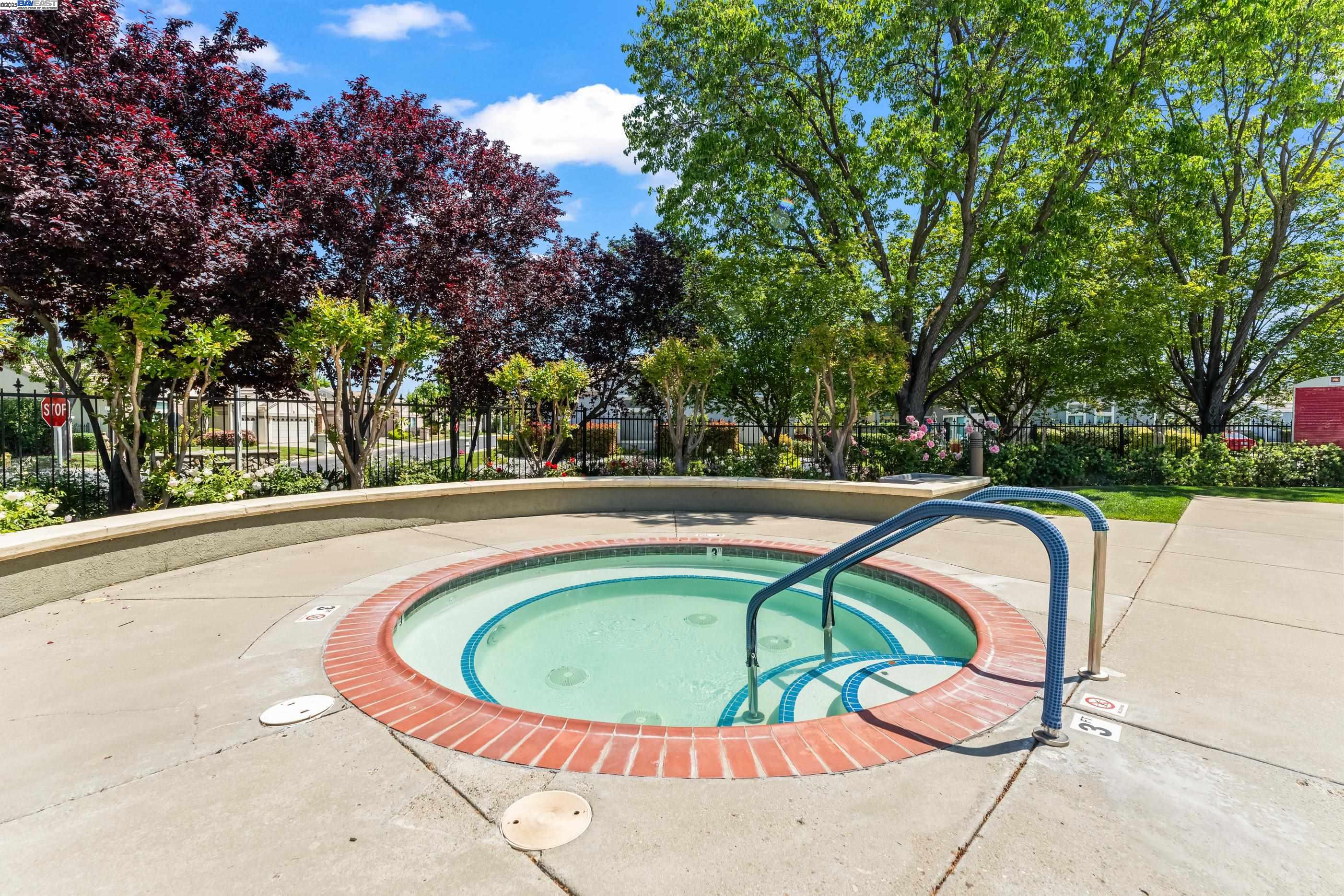 Brentwood, California 94513, United States, 2 Bedrooms Bedrooms, ,3 BathroomsBathrooms,Residential,Contingent,114402