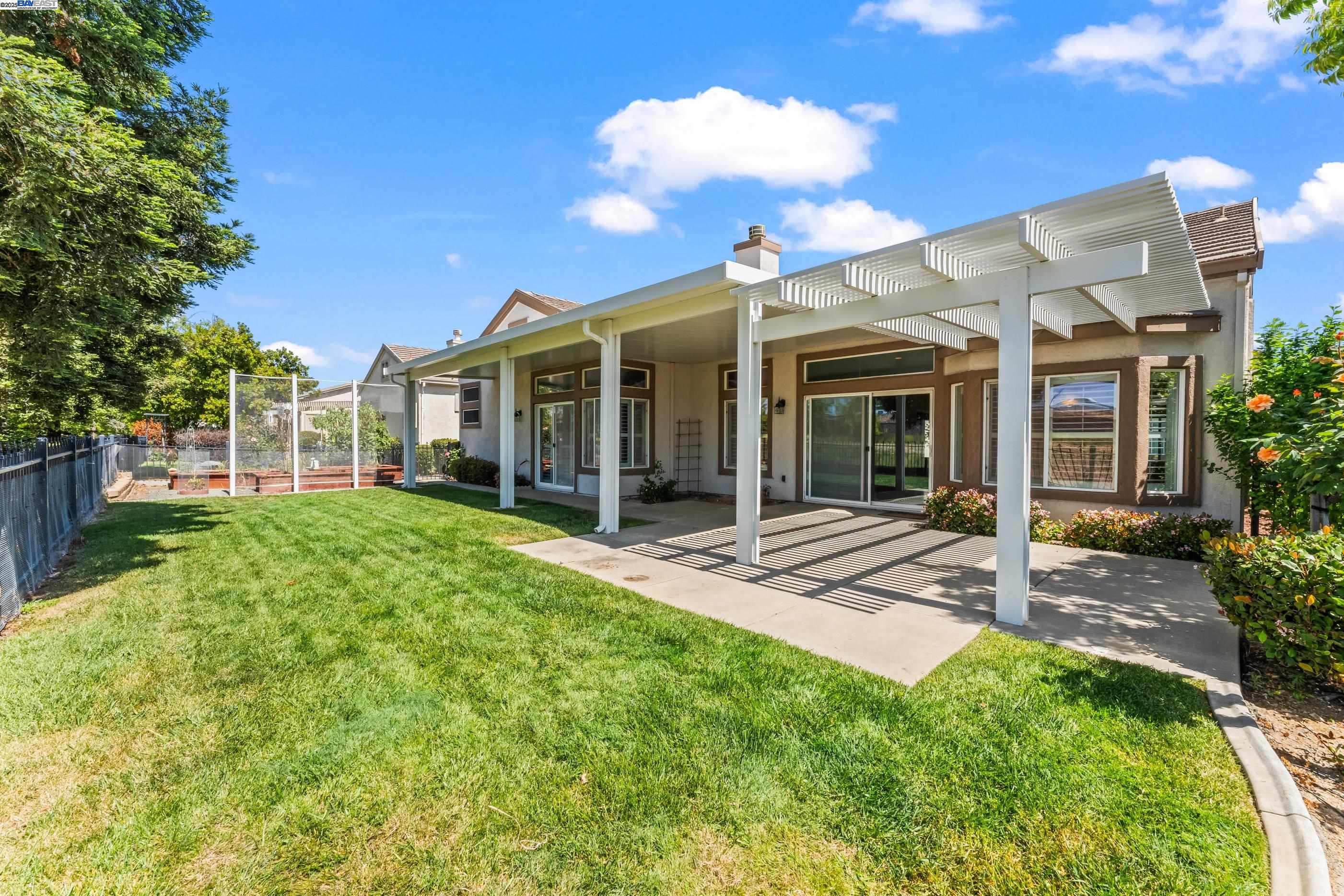 Brentwood, California 94513, United States, 2 Bedrooms Bedrooms, ,3 BathroomsBathrooms,Residential,Contingent,114402