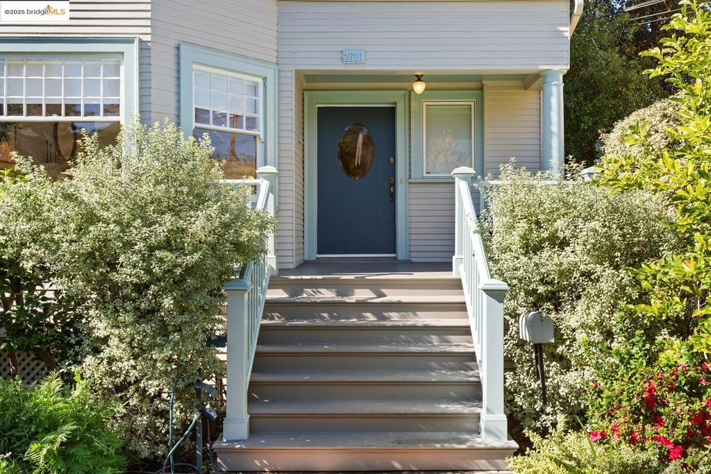Photo of 2610 Piedmont Ave, Berkeley, CA 94704 (MLS # 41115782)