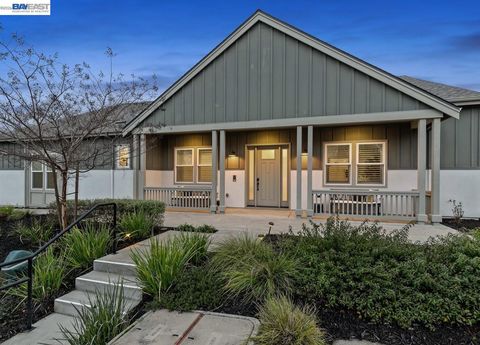 Photo of 580 Boyd Rd, Pleasant Hill, CA 94523 (MLS # 41125632)