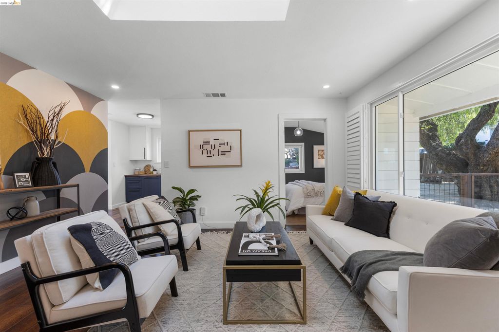 Photo of 7900 Greenly Dr, Oakland, CA 94605 (MLS # 41126964)