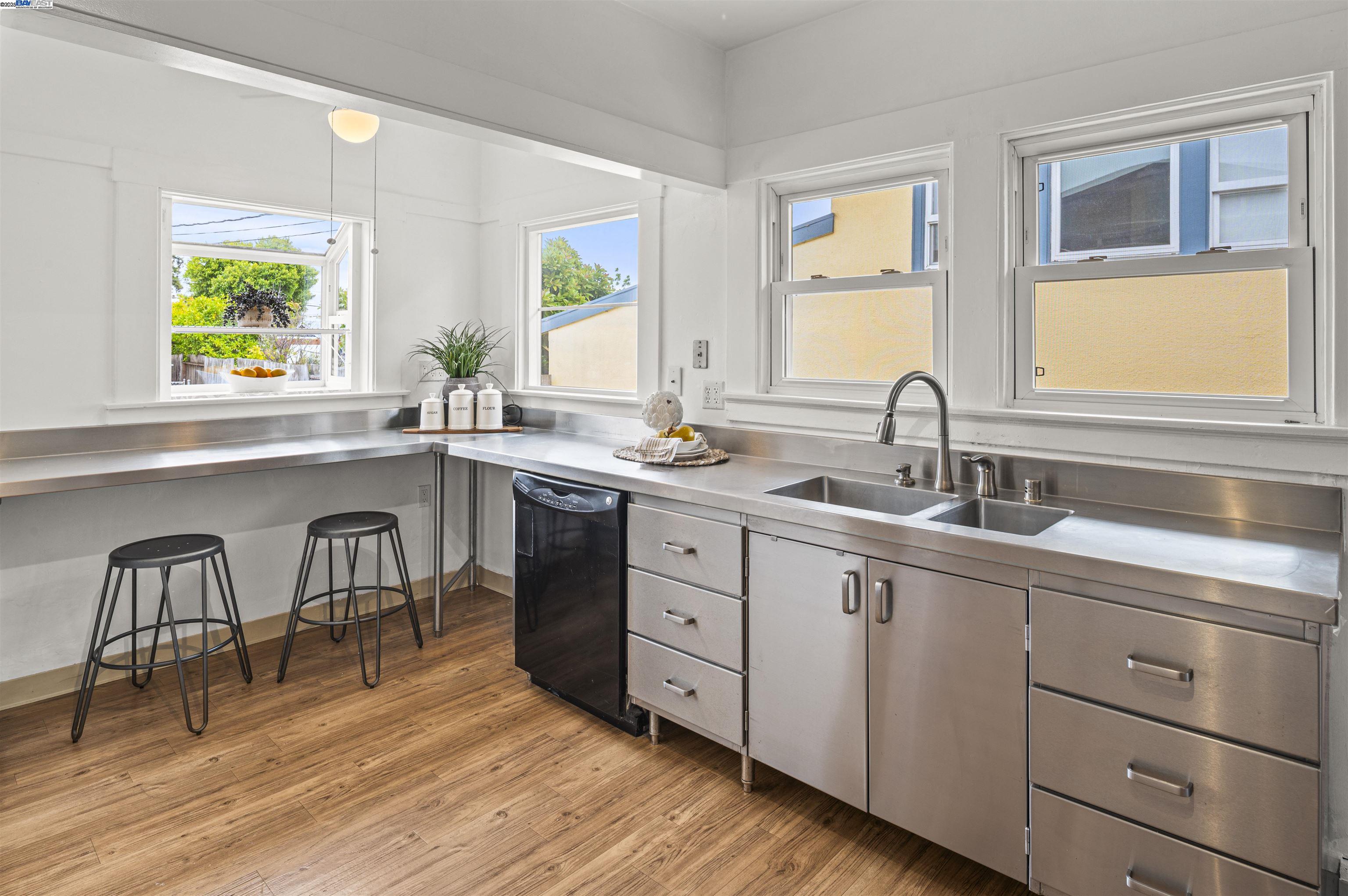 Alameda, California 94501, United States, 4 Bedrooms Bedrooms, ,Residential,Active,151549