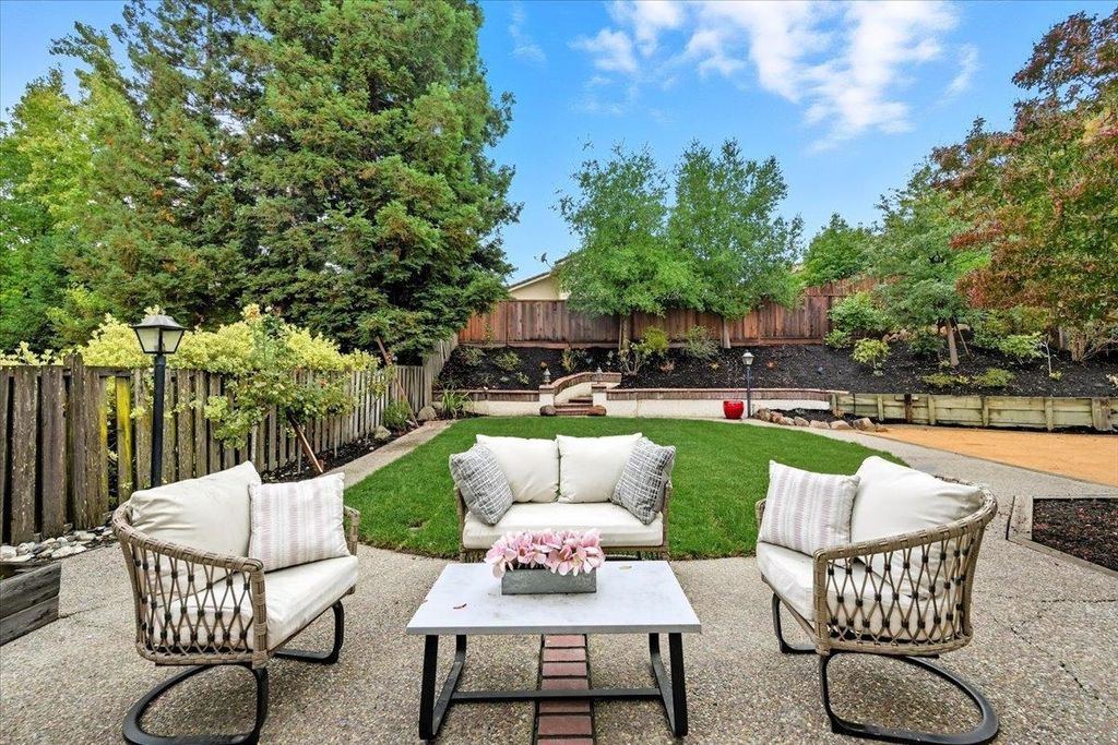 Photo of 234 Laurelglen Ct, Danville, CA 94506 (MLS # 41120028)