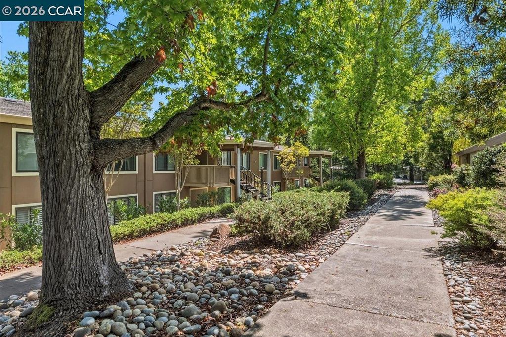 Photo of 1112 Rockledge Ln #6, Walnut Creek, CA 94595 (MLS # 41129687)