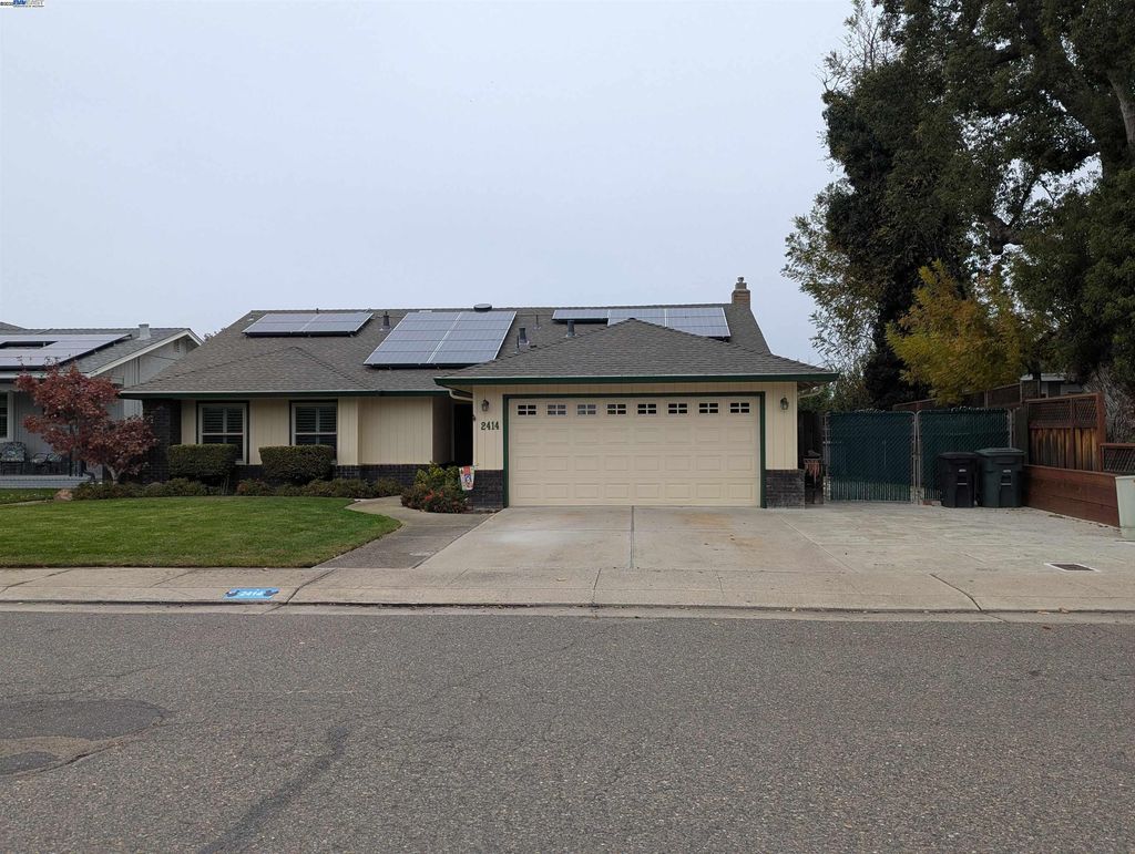 Photo of 2414 Vine Ave, Escalon, CA 95320 (MLS # 41119222)