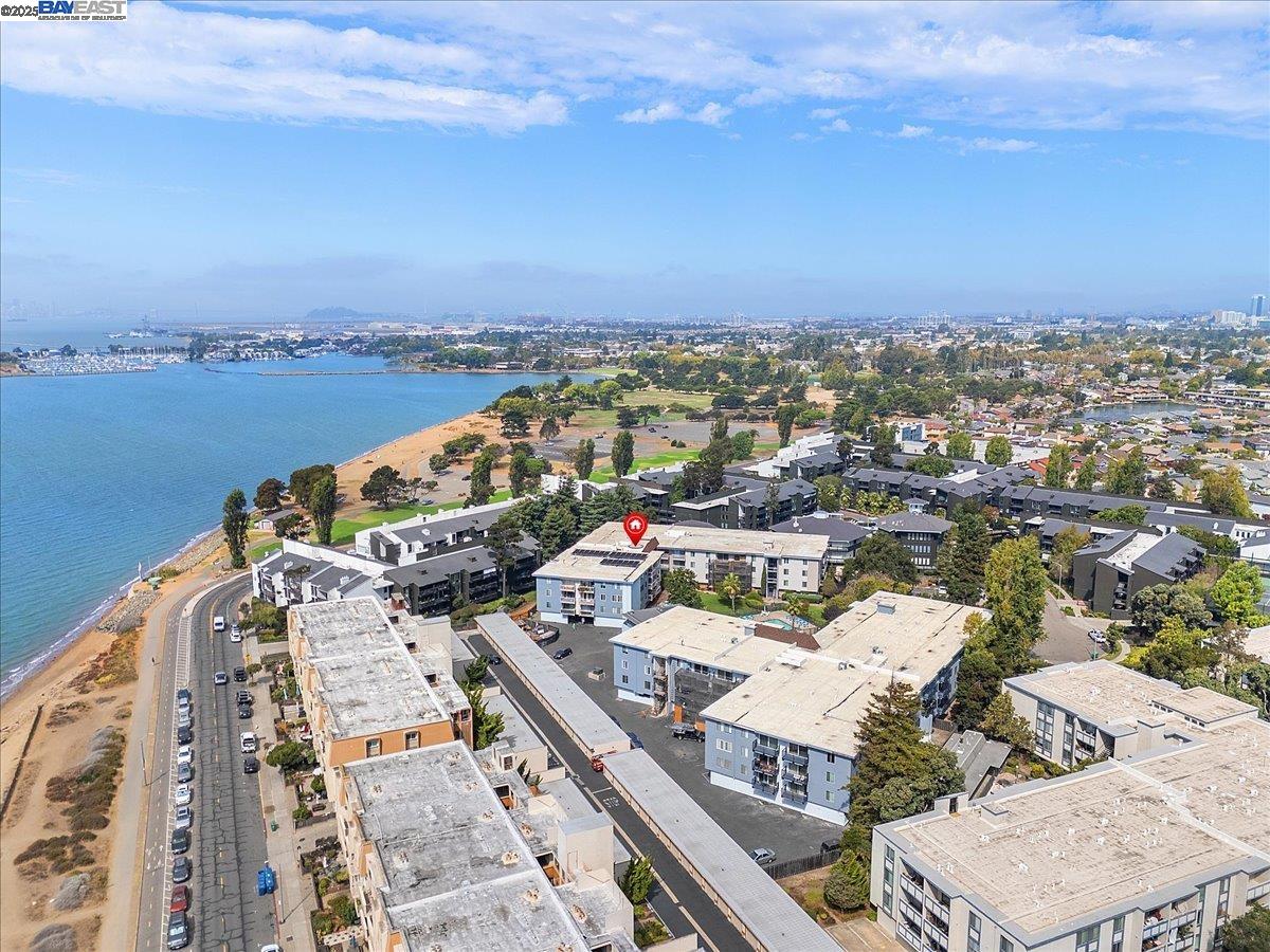 Alameda, California 94501, United States, 1 Bedroom Bedrooms, ,1 BathroomBathrooms,Residential,Active,218116