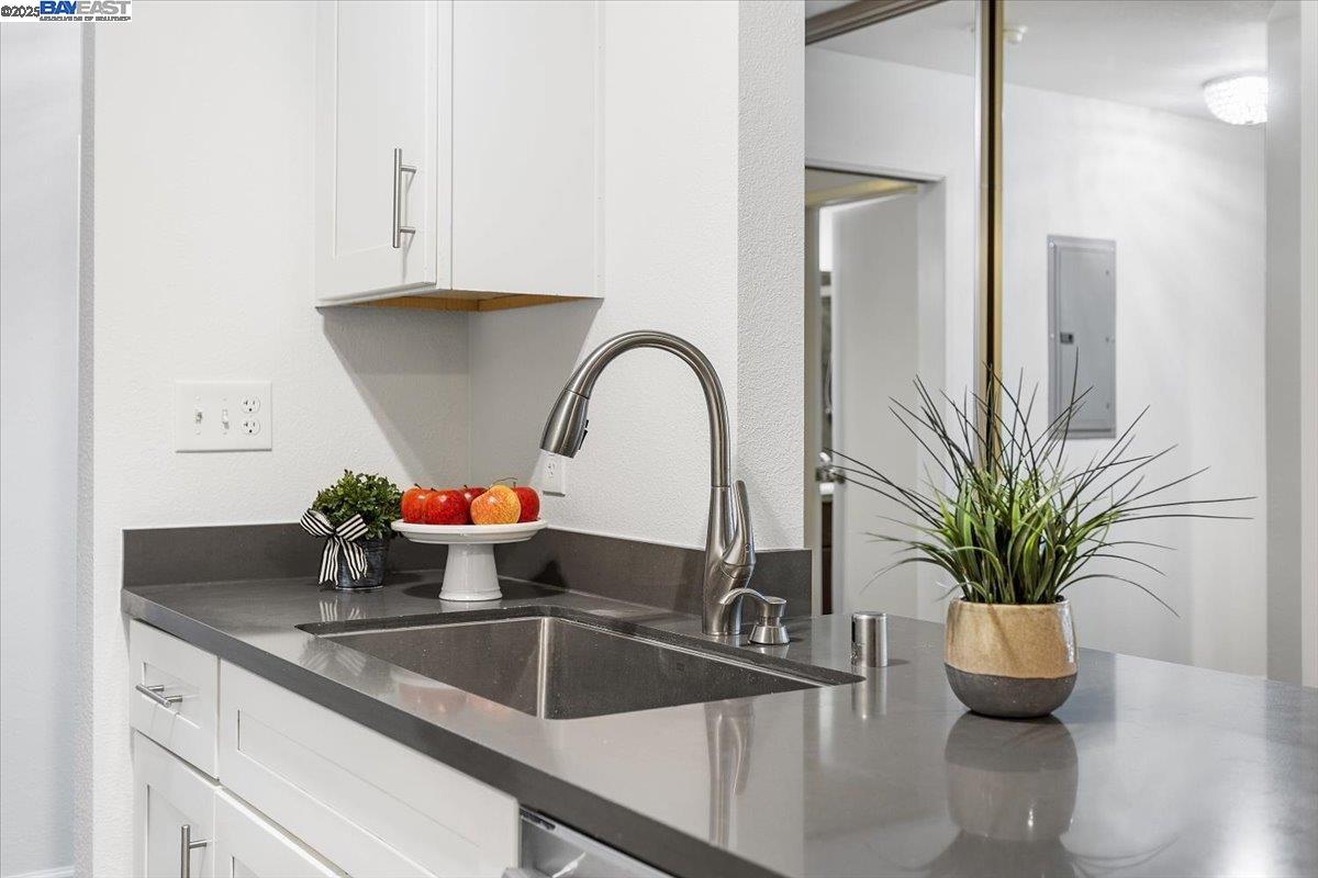 Alameda, California 94501, United States, 1 Bedroom Bedrooms, ,1 BathroomBathrooms,Residential,Active,218116