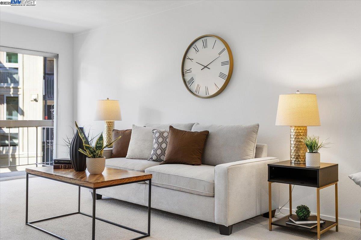 Alameda, California 94501, United States, 1 Bedroom Bedrooms, ,1 BathroomBathrooms,Residential,Active,218116