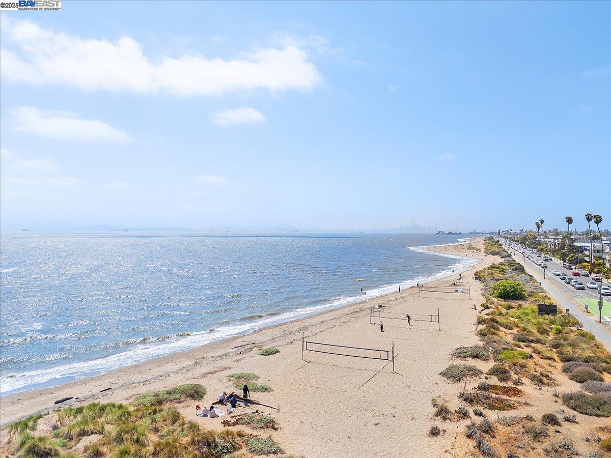 Alameda, California 94501, United States, 1 Bedroom Bedrooms, ,1 BathroomBathrooms,Residential,Active,218116