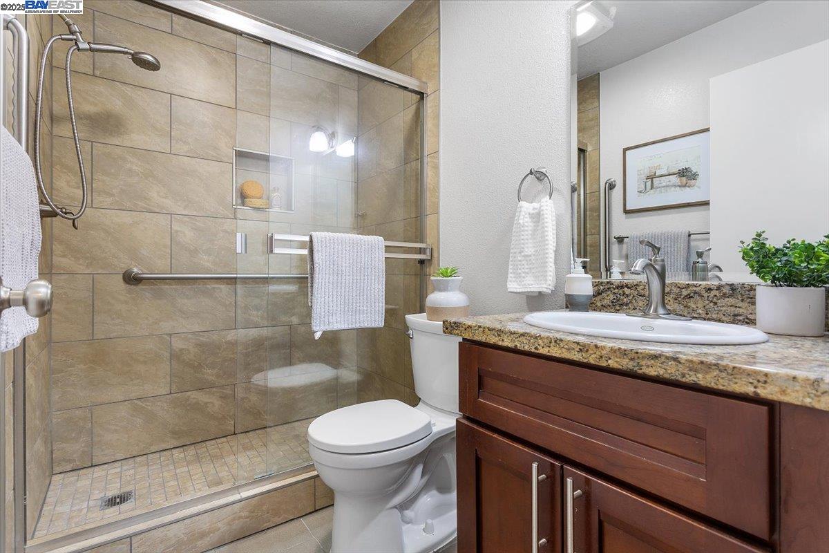 Alameda, California 94501, United States, 1 Bedroom Bedrooms, ,1 BathroomBathrooms,Residential,Active,218116