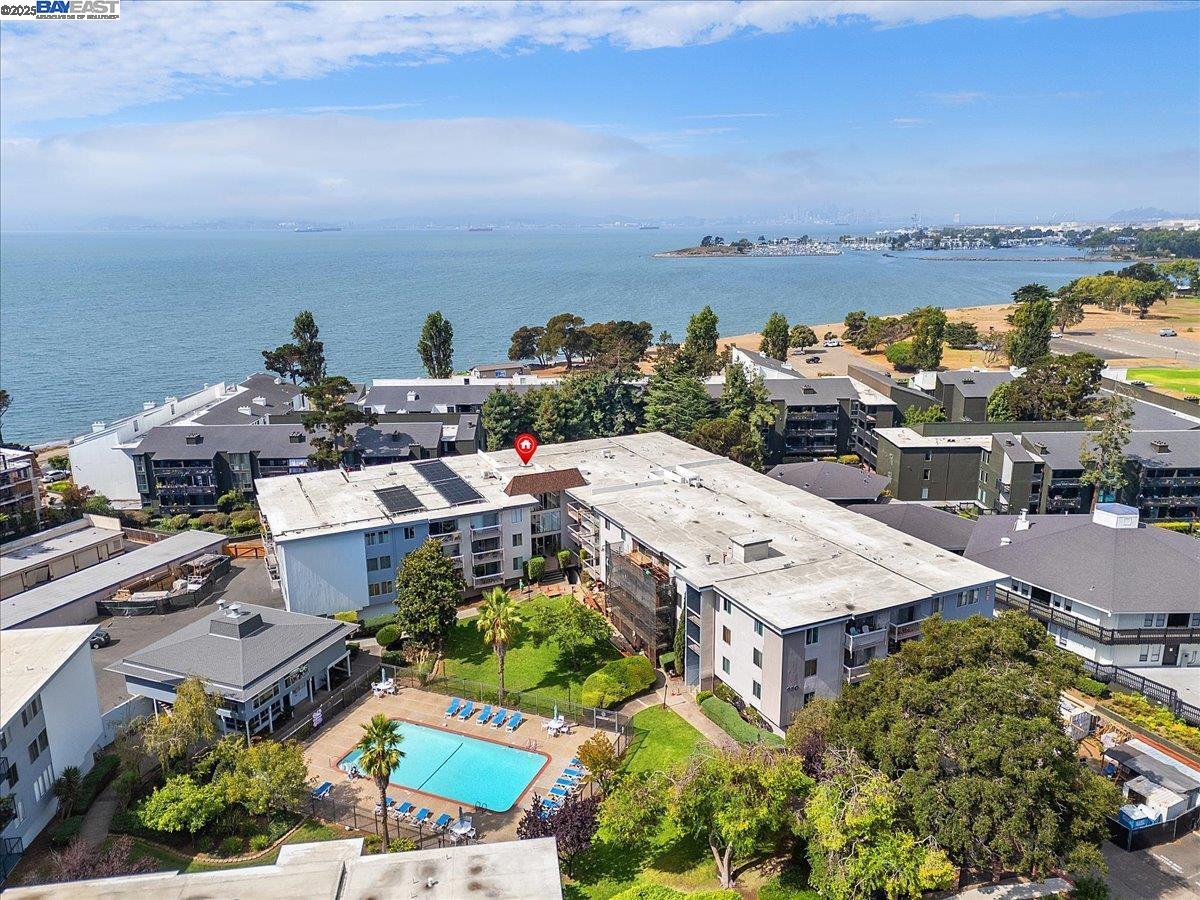 Alameda, California 94501, United States, 1 Bedroom Bedrooms, ,1 BathroomBathrooms,Residential,Active,218116