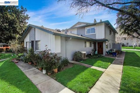 Photo of 2134 Arroyo Ct #3, Pleasanton, CA 94588 (MLS # 41125139)