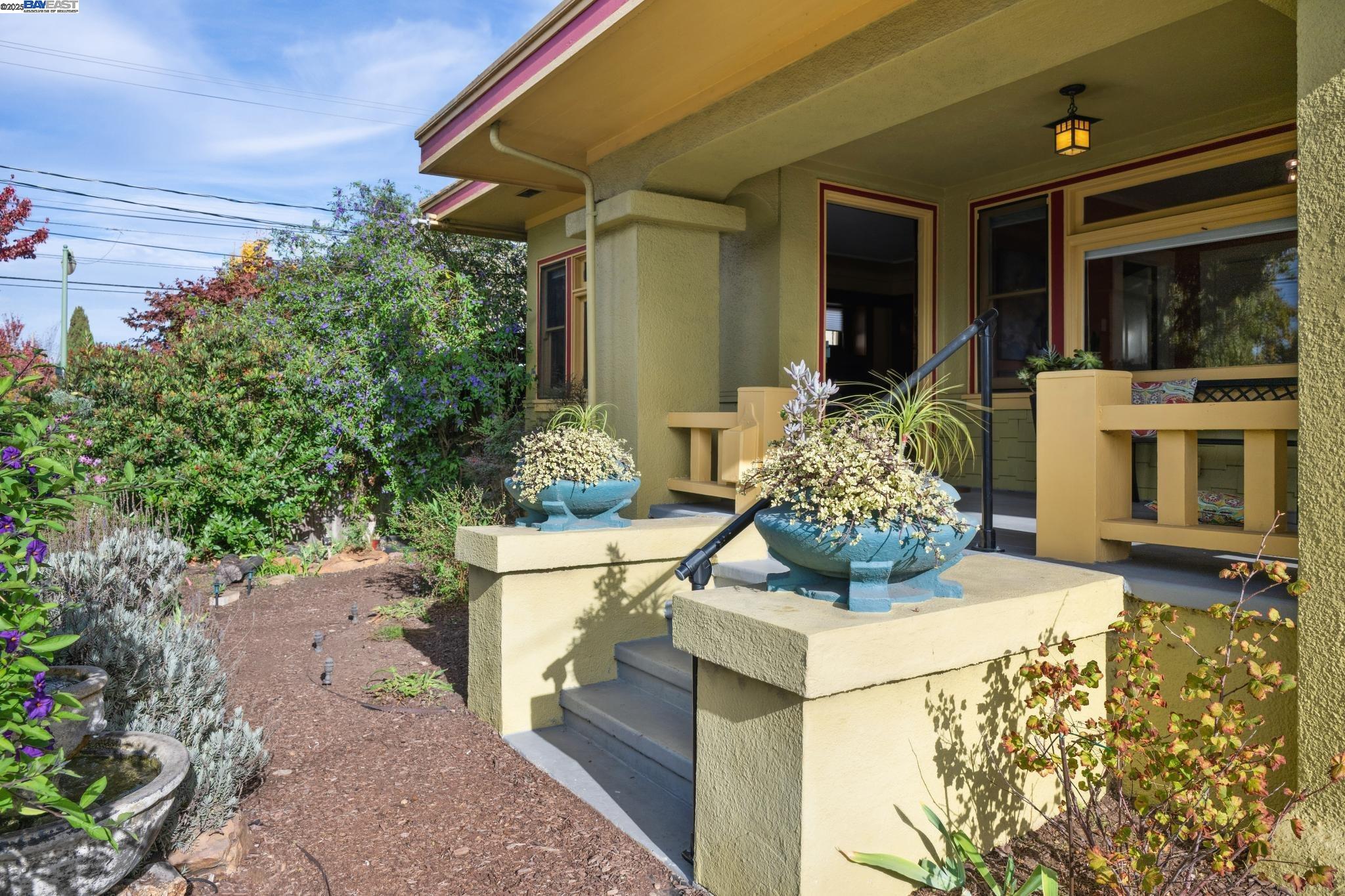 Alameda, California 94501, United States, 3 Bedrooms Bedrooms, ,2 BathroomsBathrooms,Residential,Active,239559