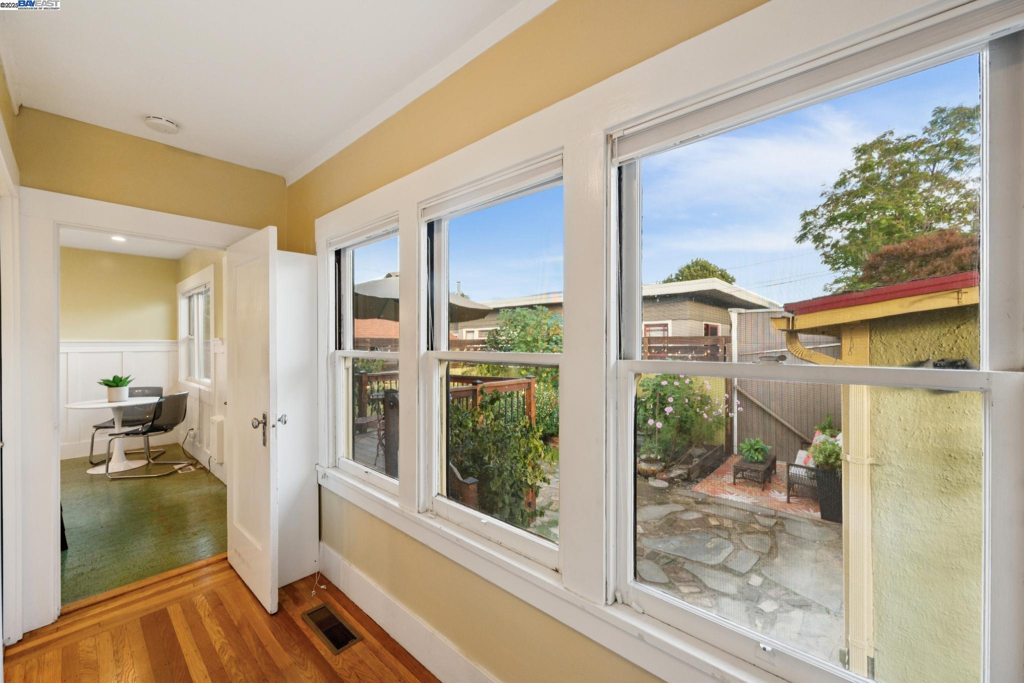 Alameda, California 94501, United States, 3 Bedrooms Bedrooms, ,2 BathroomsBathrooms,Residential,Active,239559