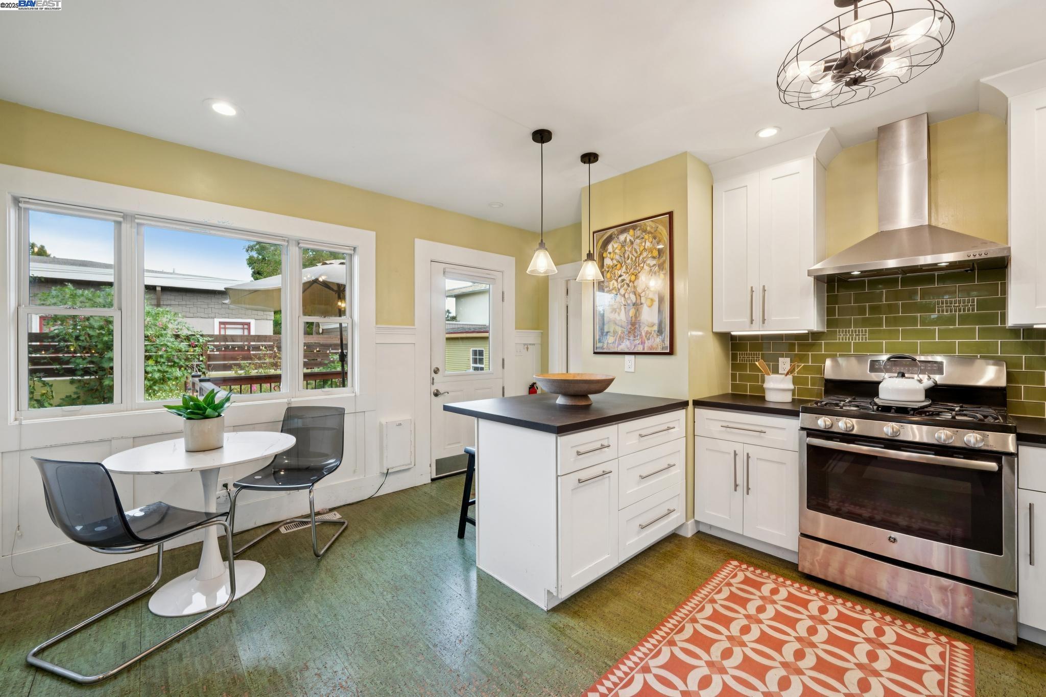 Alameda, California 94501, United States, 3 Bedrooms Bedrooms, ,2 BathroomsBathrooms,Residential,Active,239559