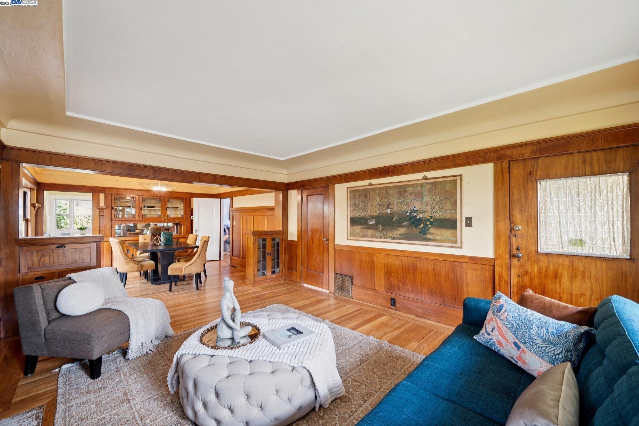 Alameda, California 94501, United States, 3 Bedrooms Bedrooms, ,2 BathroomsBathrooms,Residential,Active,239559