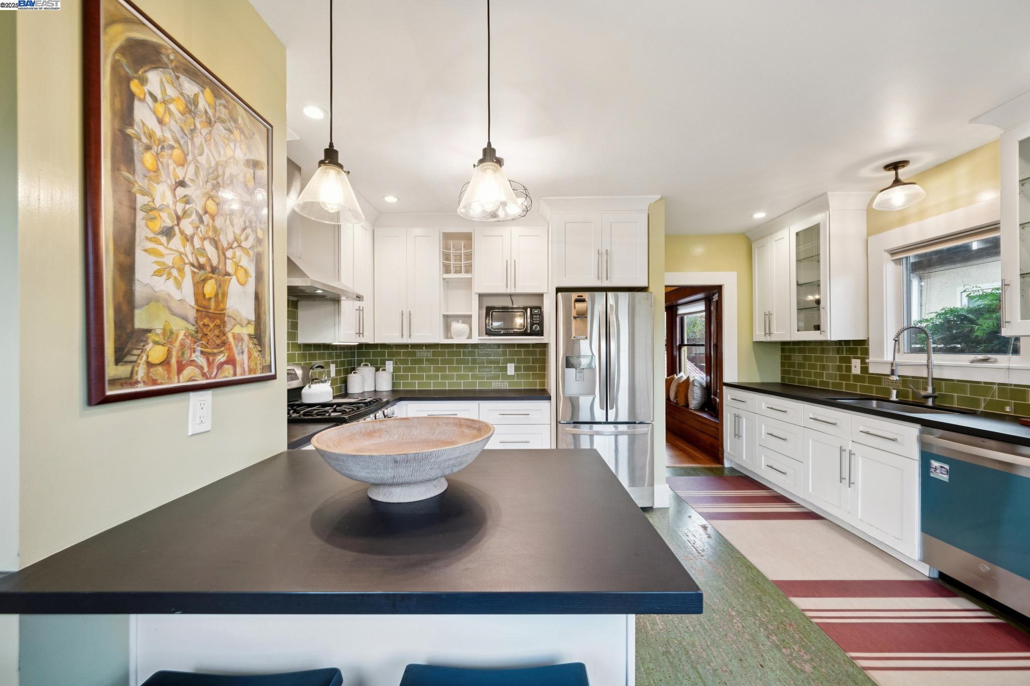 Alameda, California 94501, United States, 3 Bedrooms Bedrooms, ,2 BathroomsBathrooms,Residential,Active,239559