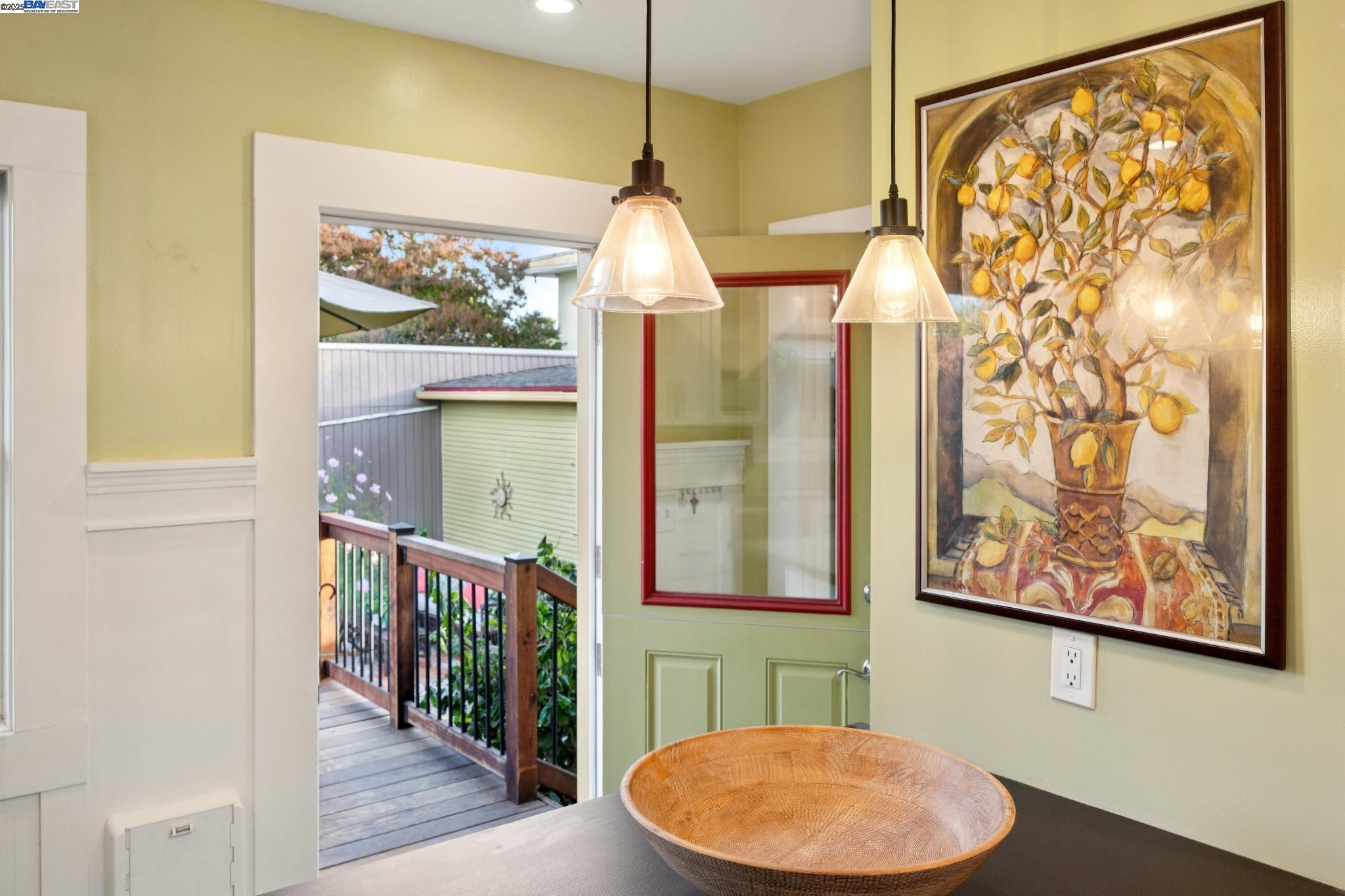 Alameda, California 94501, United States, 3 Bedrooms Bedrooms, ,2 BathroomsBathrooms,Residential,Active,239559