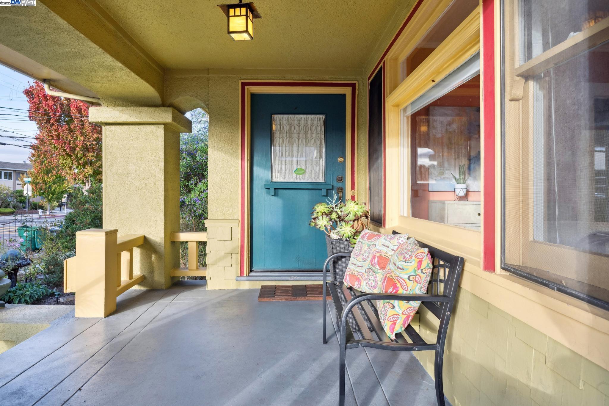 Alameda, California 94501, United States, 3 Bedrooms Bedrooms, ,2 BathroomsBathrooms,Residential,Active,239559