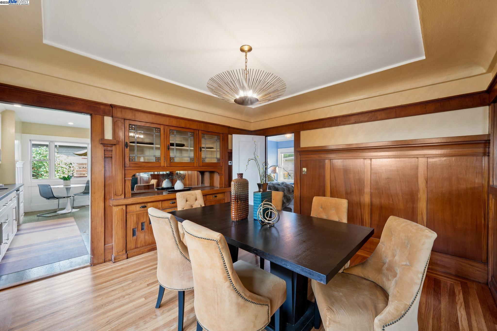 Alameda, California 94501, United States, 3 Bedrooms Bedrooms, ,2 BathroomsBathrooms,Residential,Active,239559