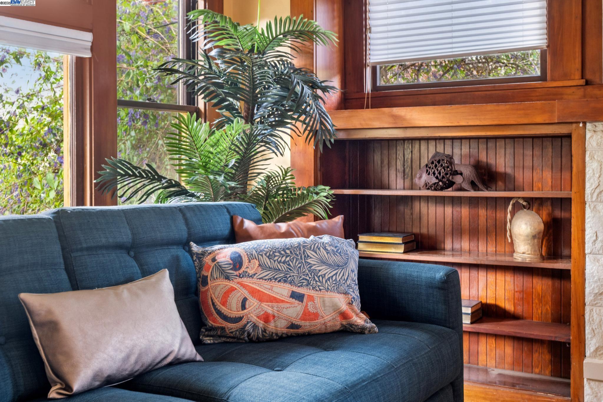 Alameda, California 94501, United States, 3 Bedrooms Bedrooms, ,2 BathroomsBathrooms,Residential,Active,239559