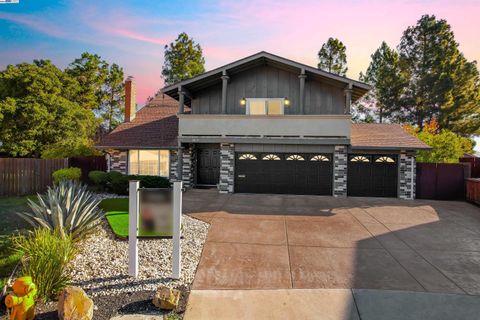 Photo of 3608 Siskiyou Ct, Hayward, CA 94542 (MLS # 41119064)