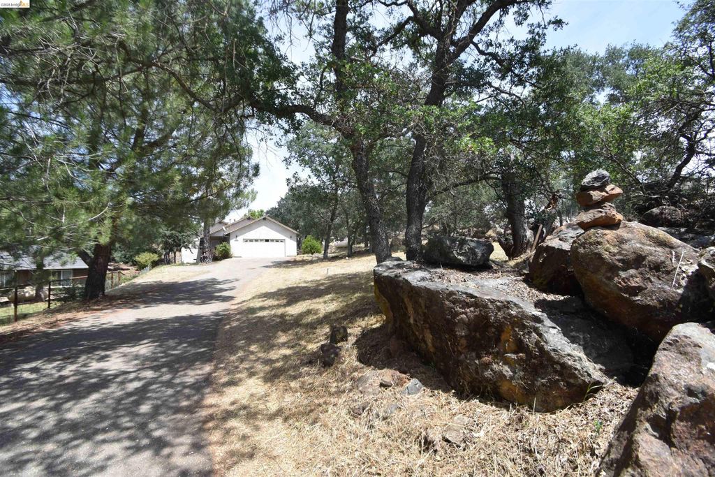 Photo of 3885 Bartelink Dr, Valley Springs, CA 95252 (MLS # 41135565)