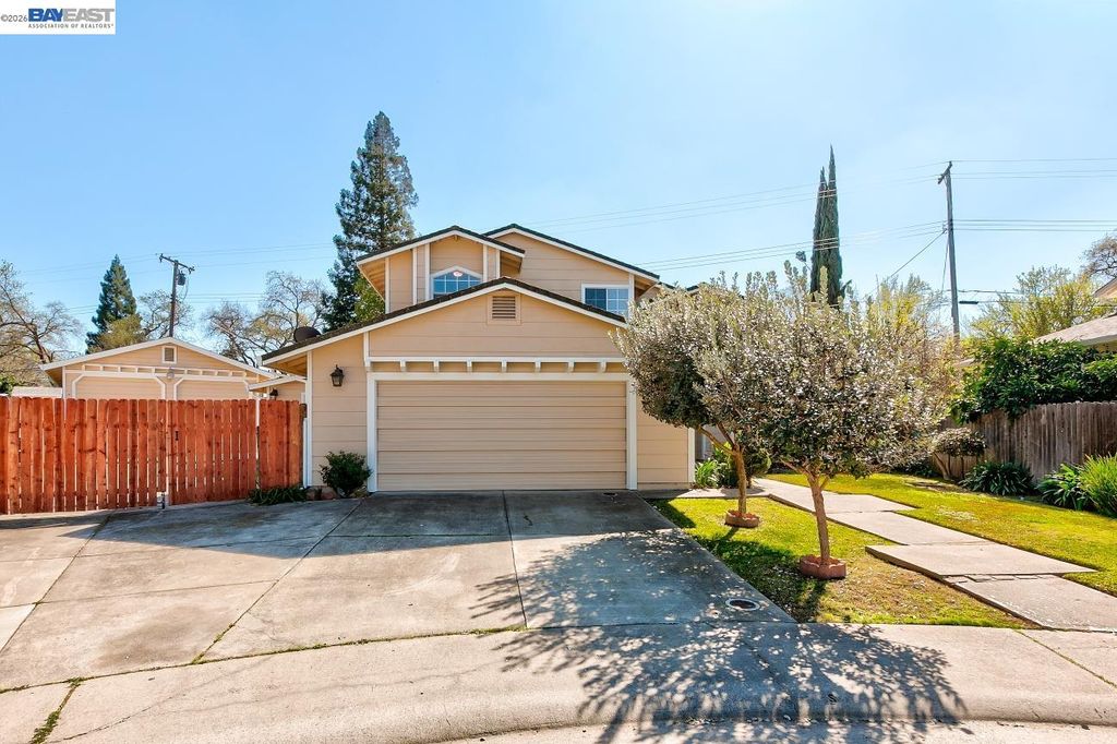 Photo of 8524 Oak Harbour Ct, Fair Oaks, CA 95628 (MLS # 41127152)